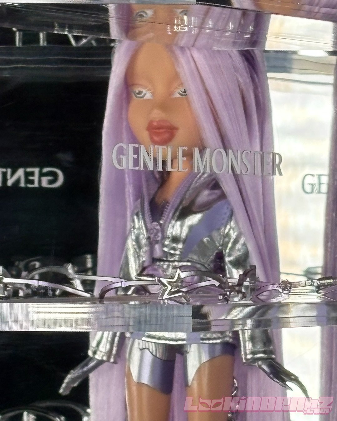 🩶 GENTLE MONSTER x BRATZ 💜

Thank you so much to @gentlemonster for this fab PR kit for their new Pocket Collection featuring the cyborg @bratz G&AElig;NNA doll! Watch my unboxing video at YouTube.com/lookinbratz! 🛸

#GENTLEMONSTERPOCKETCOLLECTION