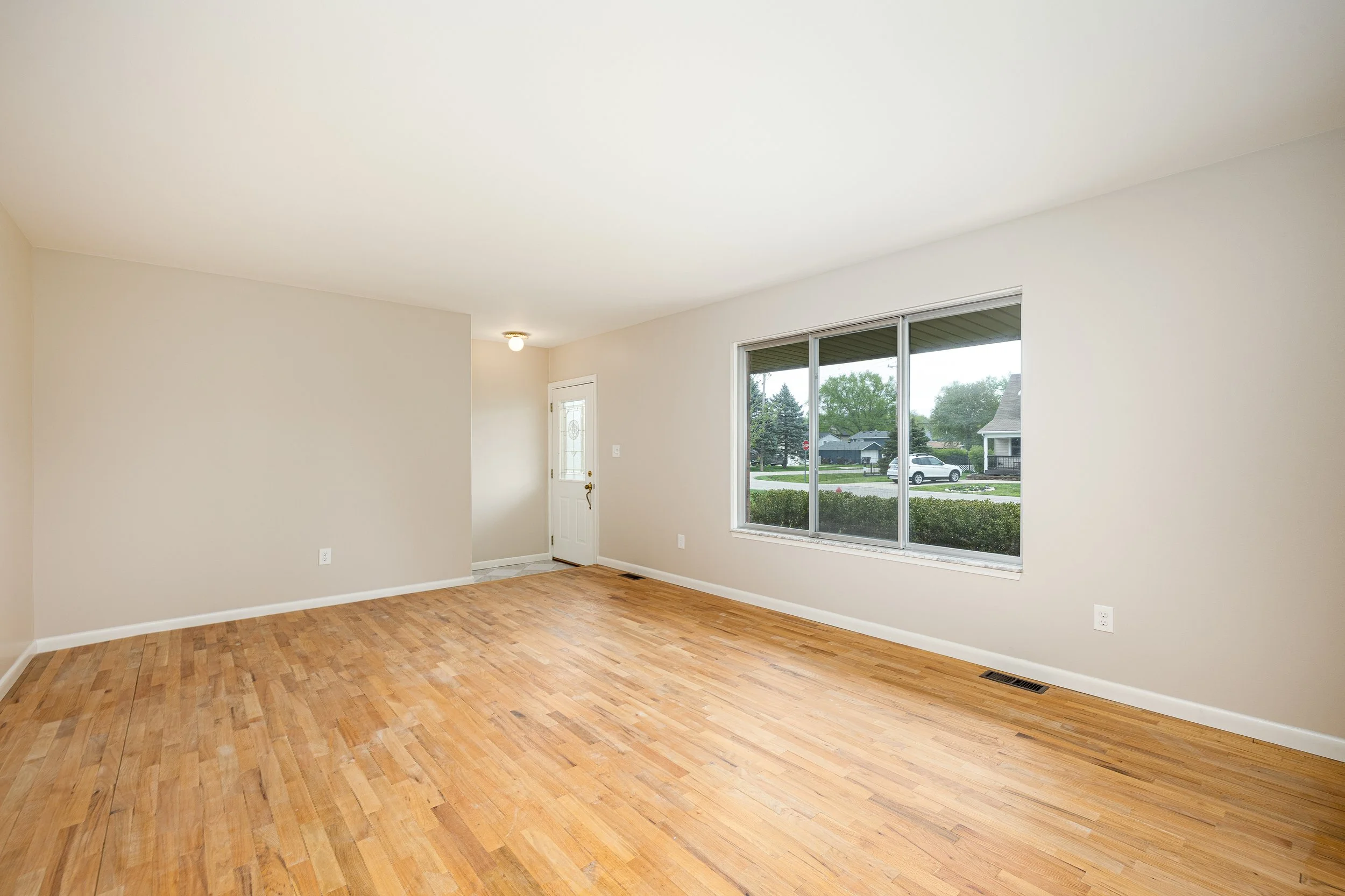 8915 Oakview St (2 of 40).jpg