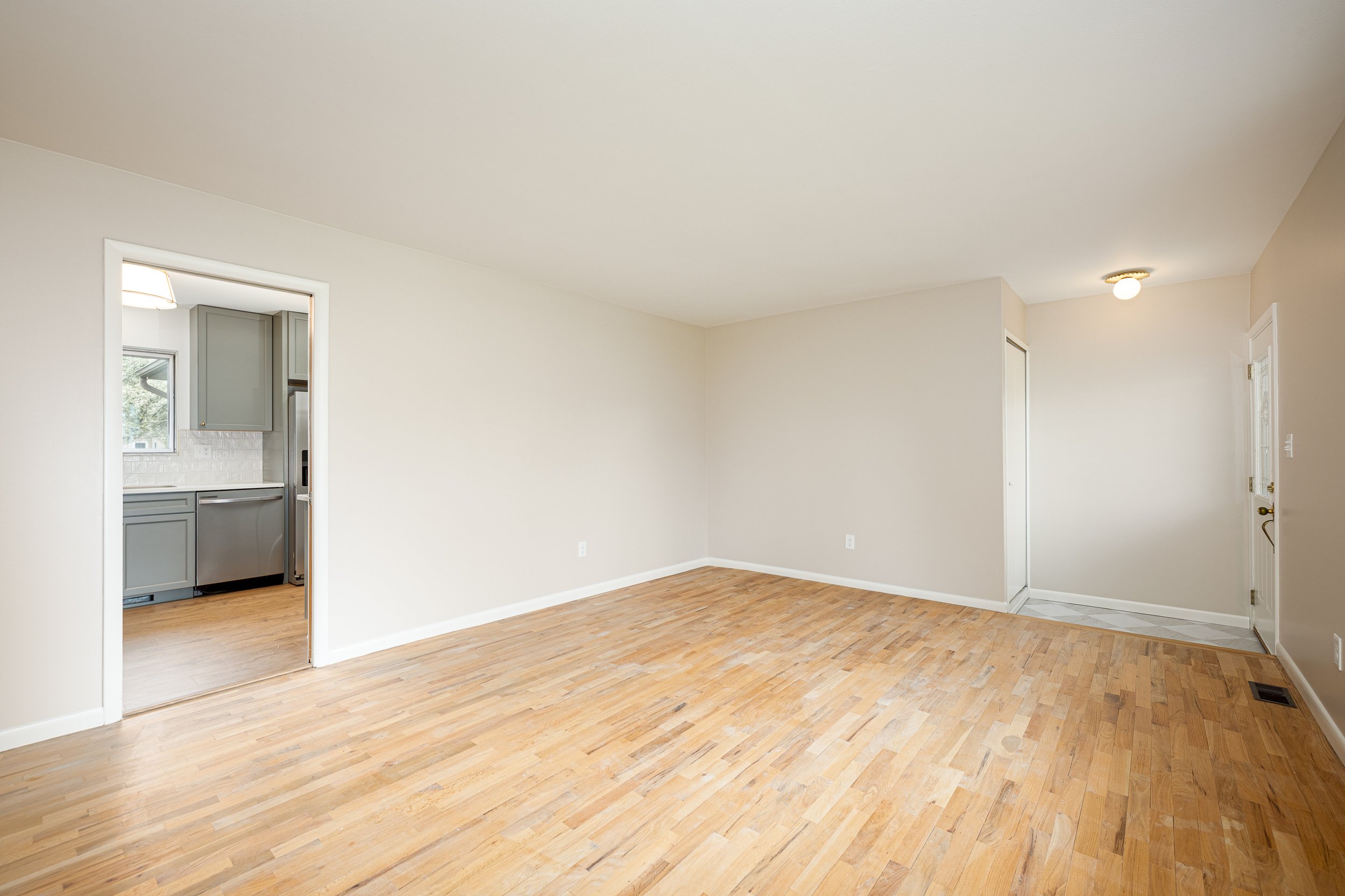 8915 Oakview St (3 of 40).jpg