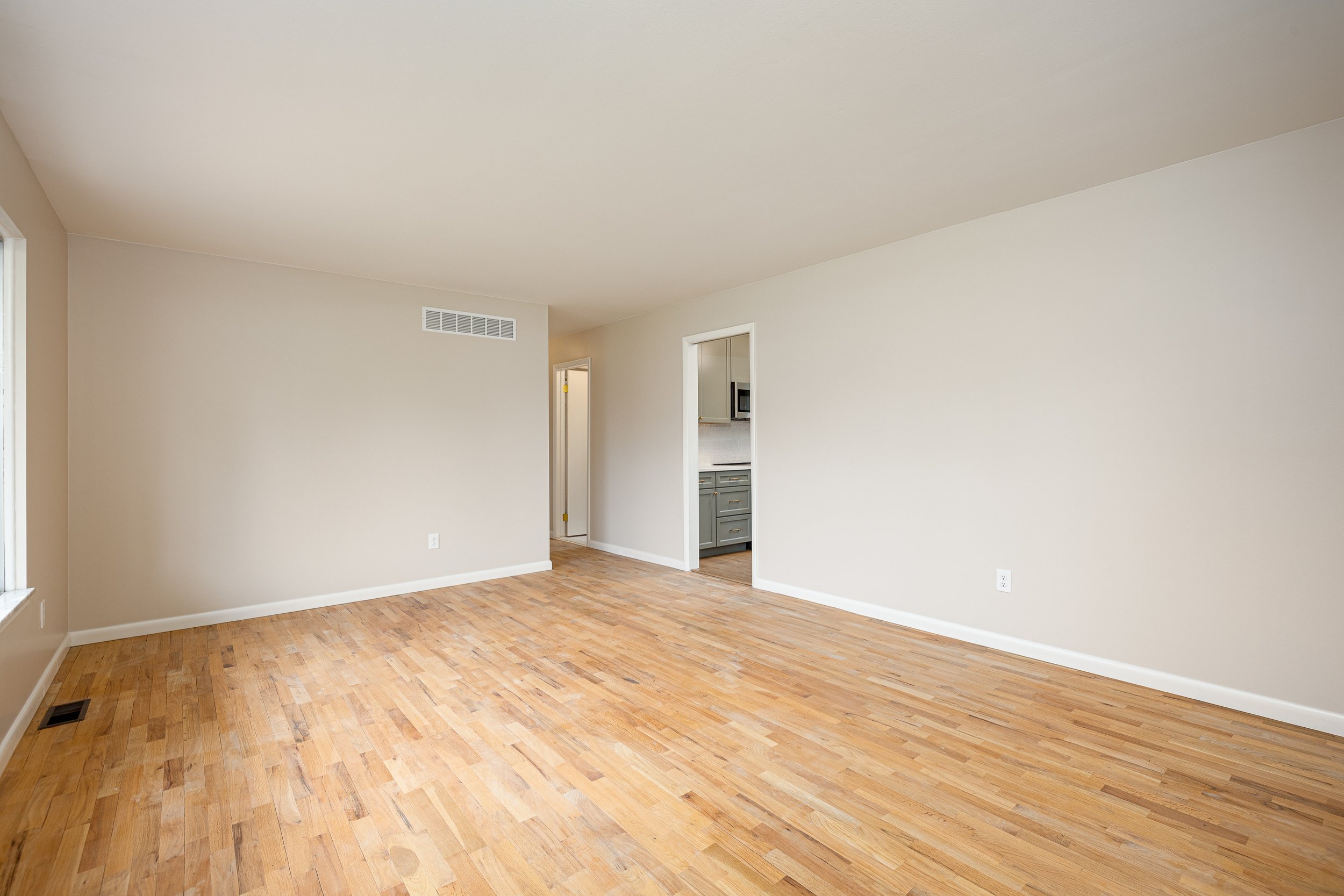 8915 Oakview St (4 of 40).jpg