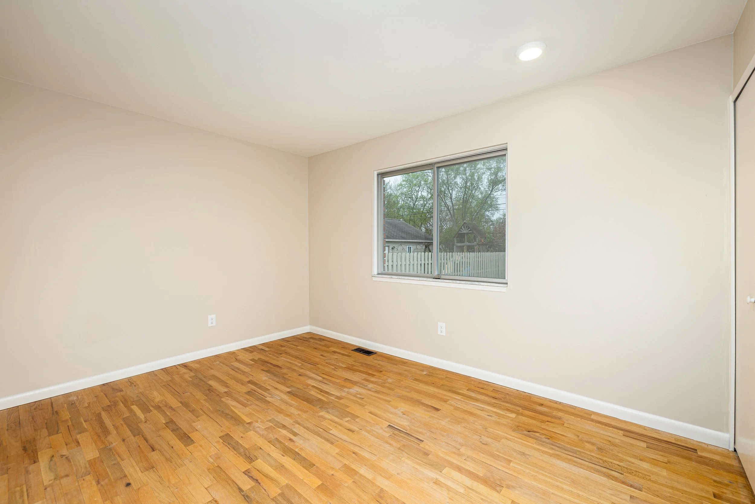 8915 Oakview St (17 of 40).jpg