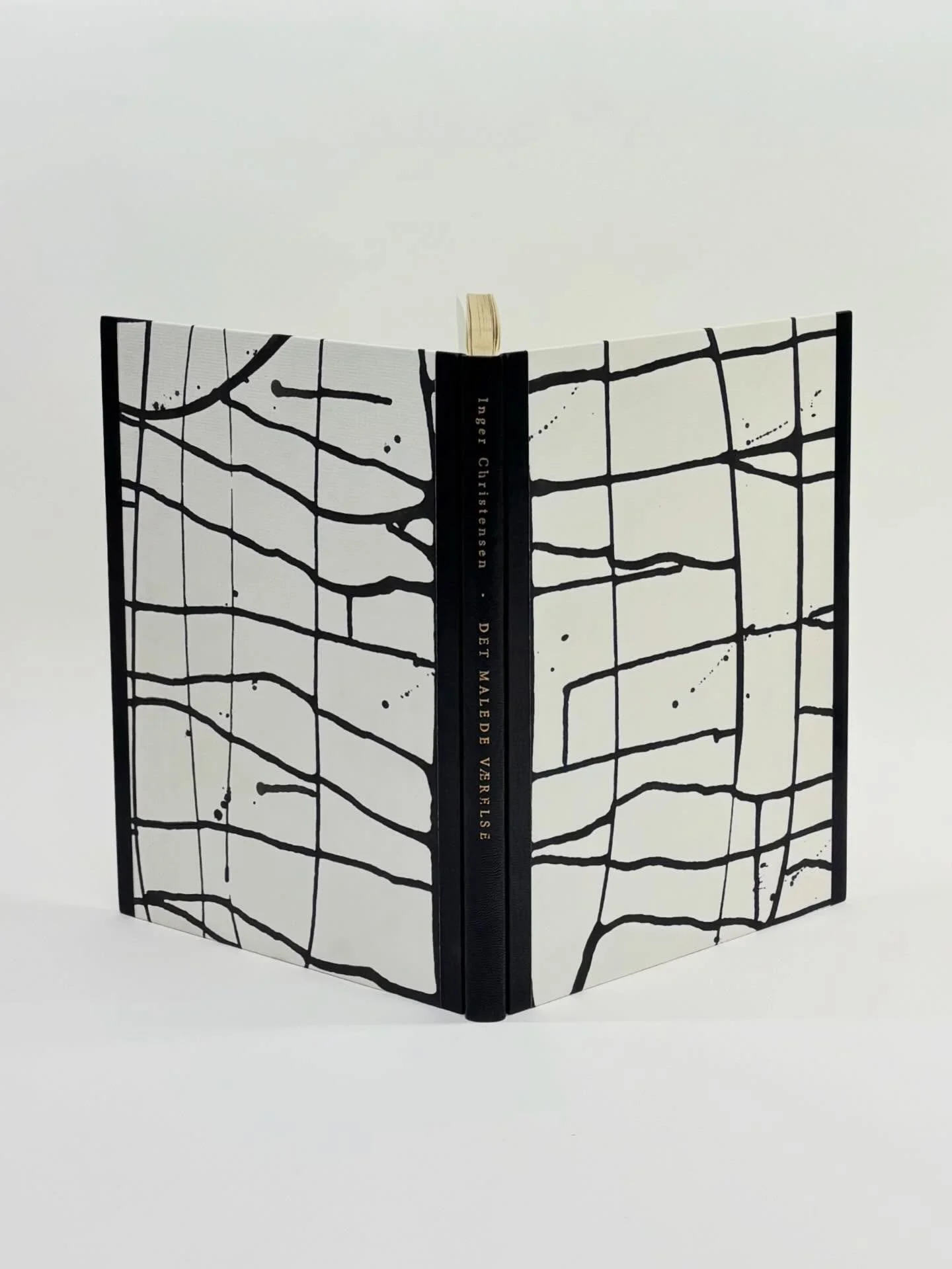 Inger Christensen, Det malede v&aelig;relse
Grafik: Svend Wiig Hansen

Min forpr&oslash;ve til svendepr&oslash;ven, som jeg lavede tilbage i 2008.
Nu er del af Det Kgl. Biblioteks Samling. 

Oaseged m. guldpr&aelig;g og skinner
Papir/design Malene Le