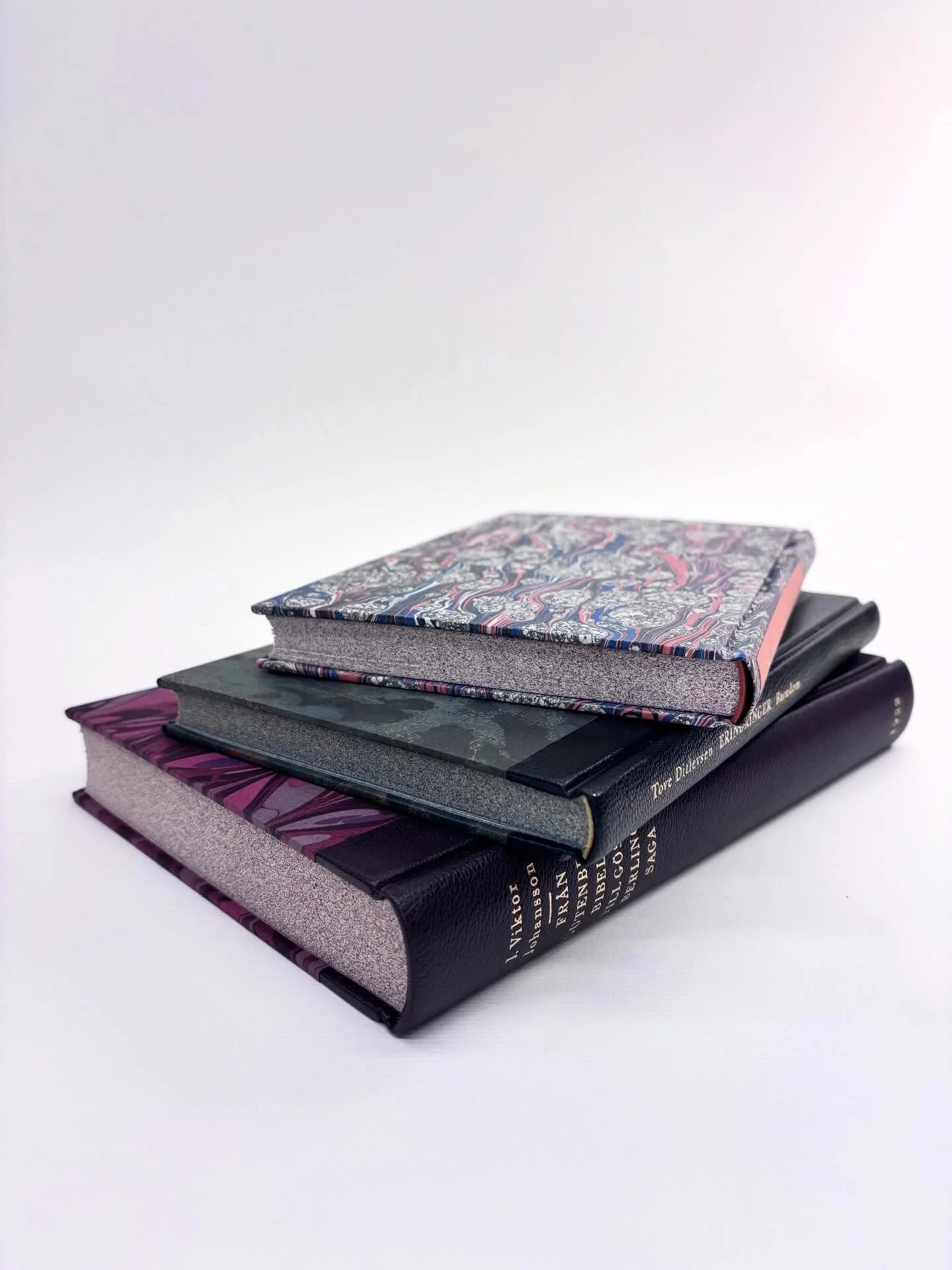 Gamle b&oslash;ger i nye kl&aelig;der. 

Skind &bull; marmoreret papir &bull; guldpr&aelig;g &bull; spr&aelig;ngsnit

#gutenbergbible #g&ouml;staberlingssaga #draculasg&aelig;stogandrevampyrhistorier 
#bookbinding #marbledpaper