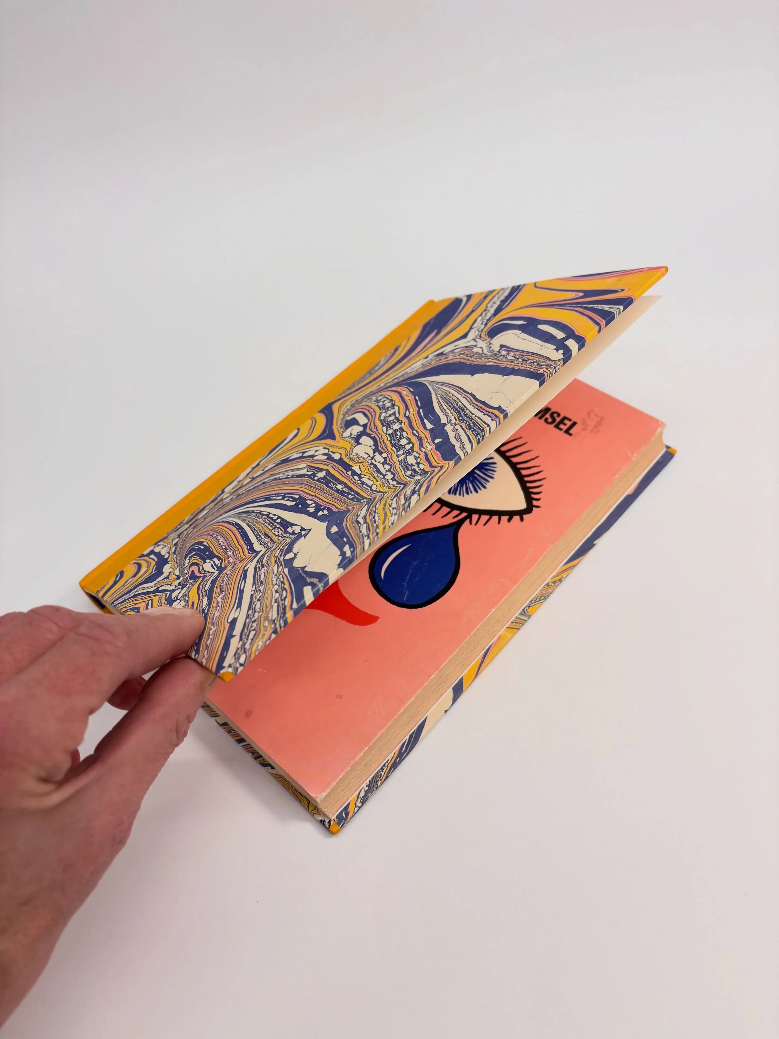 Gul skindryg, marmoreret papir, guldsnit og -pr&aelig;g. 

#milankundera #omlatterogglemsel #bookbinding