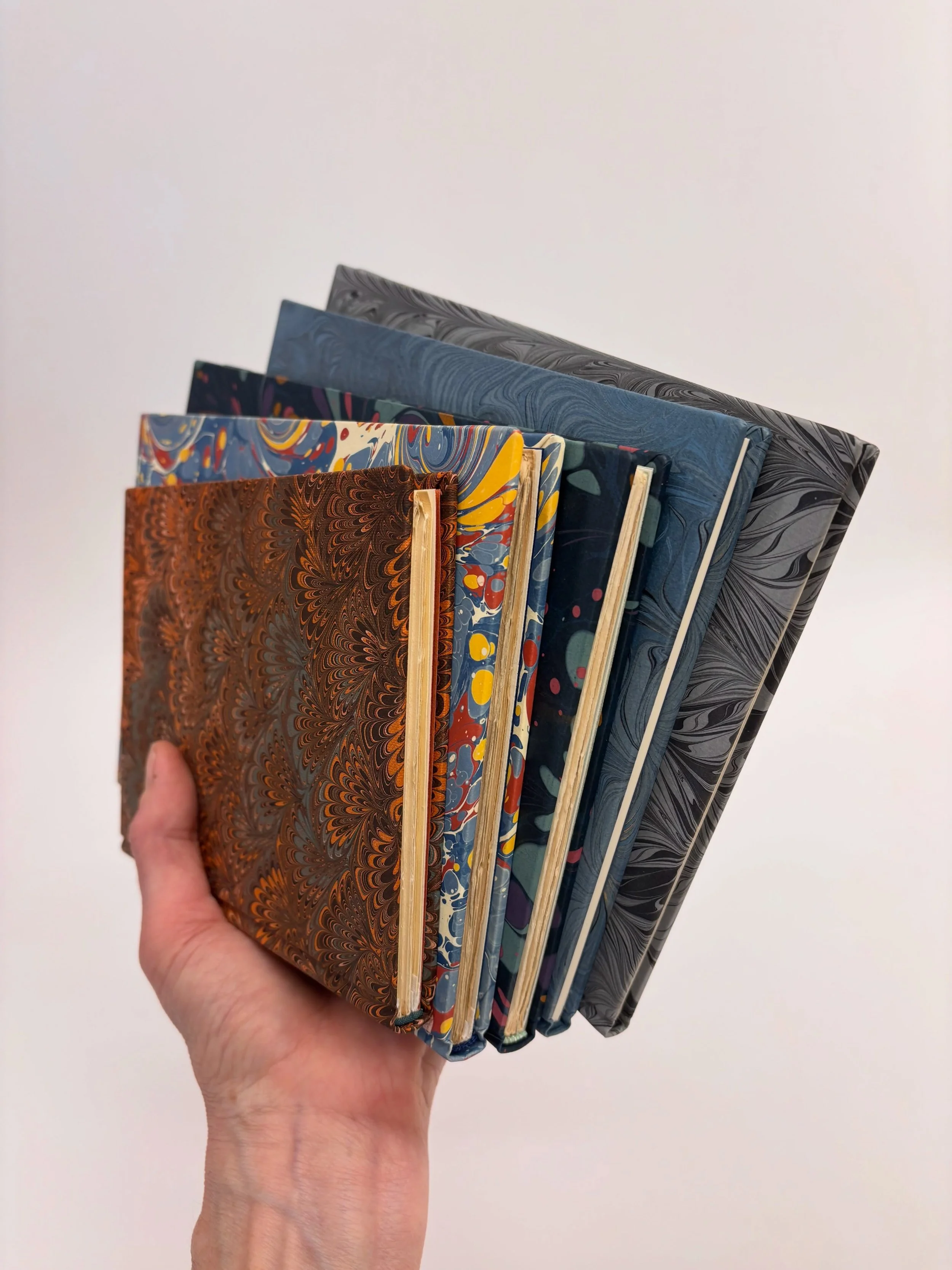Papirbind i smukke marmorerede papirer

#marbledpaper #kaihoffmann #poems