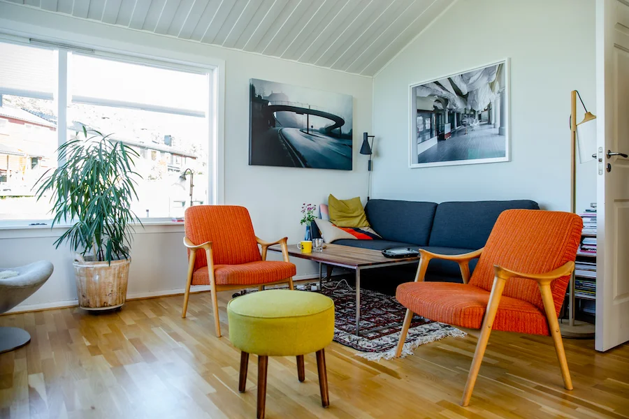 Painting on the left: Geir Opdahl. Photograph on the right: Bjarte Bjørkum