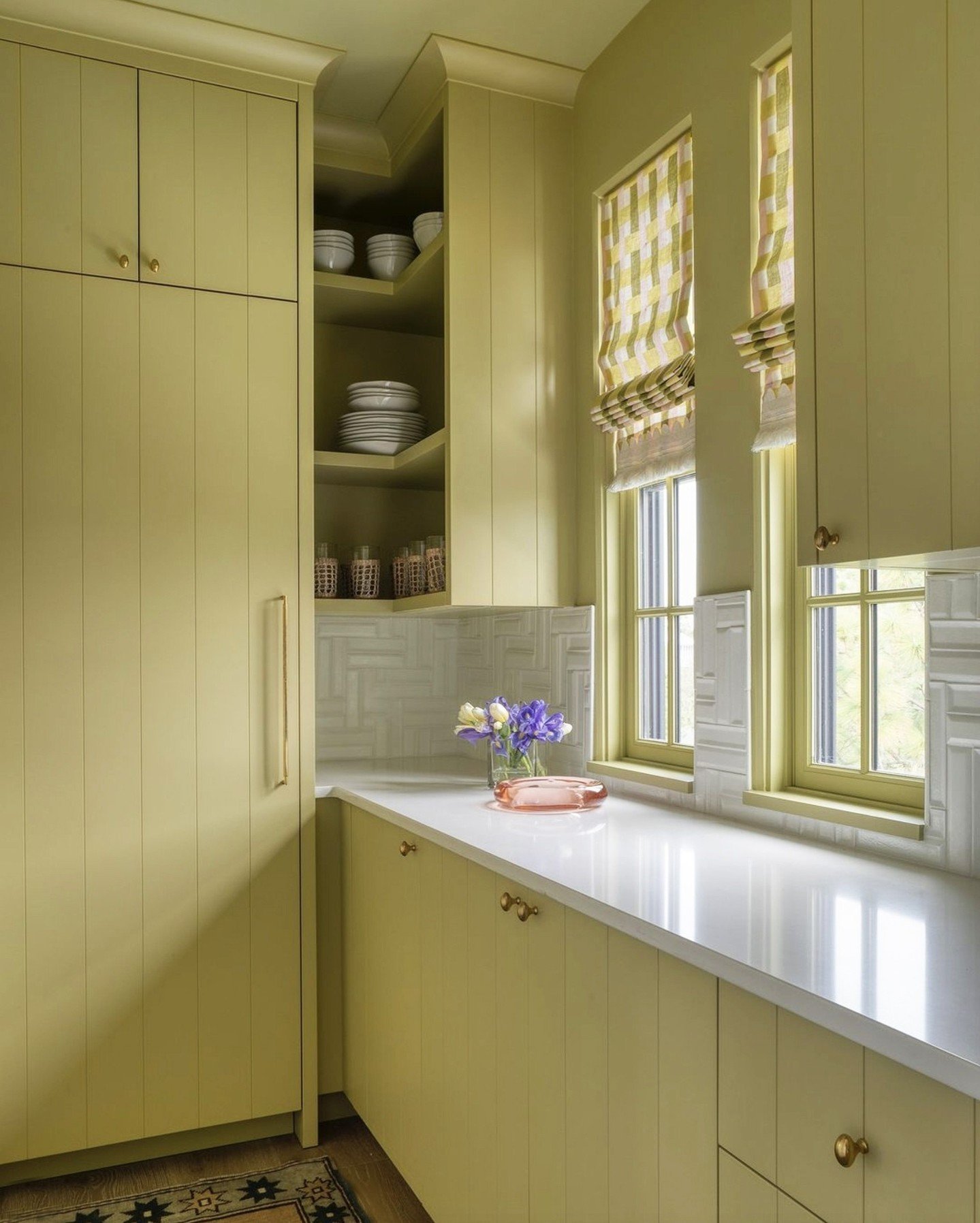 Bring the sunshine! This gorgeous kitchen scheme from @allysonrunnelsinteriors would not fail to make you smile all year round.⁠
⁠
Featuring our Anni Check in 'Spring' ⁠
⁠
#patternyourhome⁠ #colourfulhome #Yellow #Kitcheninspiration #butteryellow #co