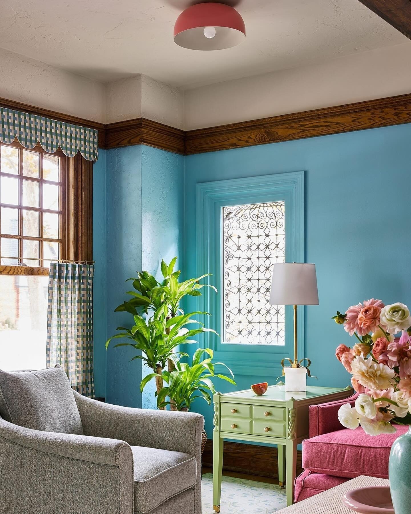 Huge thanks to Carly Moeller from Unpatterned Interior Design Studio for featuring our Anni Check 'Field' in this colourful room transformation.⁠
⁠
We love the scalloped pelmet, such a lovely detail!⁠
⁠
@unpatterned ⁠
photo @dustinforest of #Botanica