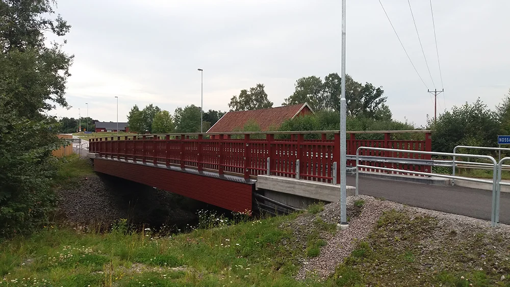 Ny GC-bro i trä i Herrljunga. Träkonstruktion levererad av Moelven Underentreprenad åt Falks Markentreprenad AB, 2015