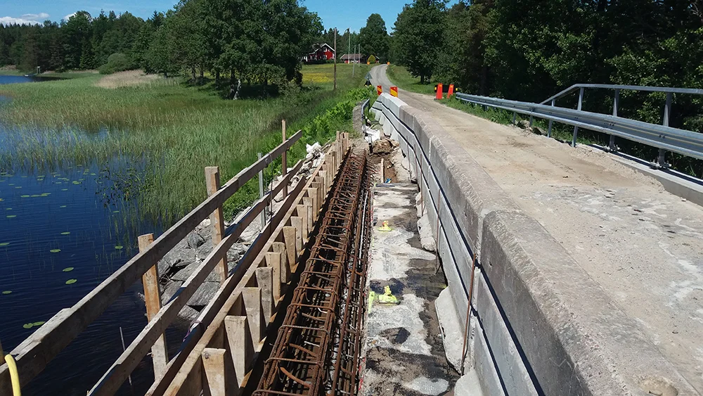 Nya kantbalkar på bro över Södra Kornsjön, Bullaren. Trafikverket 2016