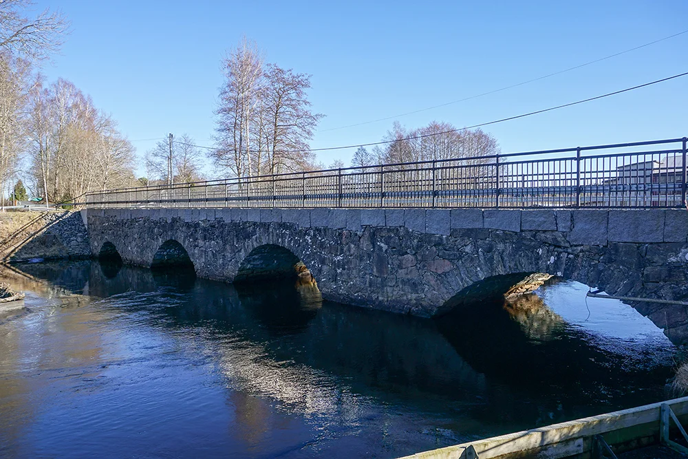 Bakgjutning och nya kantbalkar på stenvalvsbro i Fritsla Trafikverket, 2012