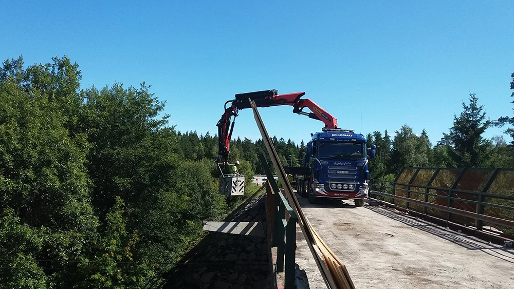 Nya kantbalkar på järnvägsbro i Stärkebo, Vänersborg. Trafikverket, 2016