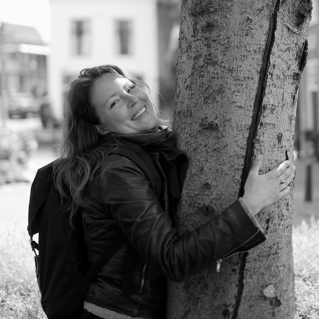 Mirjam vindt haar weg in het leven door haar hart te volgen. De afgelopen 5 jaar heeft zij hier ruimte voor gemaakt door o.a. het volgen van verschillende (stilte) retraites, veelal in de traditie van Zen boeddhist Thich Nath Hanh, maar ook op andere plekken tijdens haar reizen door Thailand en India. Toen zij in de zomer van 2017 een pelgrimstocht liep, voelde zij heel sterk hoe de combinatie van natuur en stilte een helende werking heeft. Dit is waar haar hart sneller van gaat kloppen. Na het volgen van een opleiding als mindfulness coach en een yogaopleiding, zoekt zij manieren om mens en natuur samen in balans te brengen. Met haar sociale achtergrond kan zij heel goed een veilige sfeer creëren waarin iedereen zichzelf kan zijn. Tot op heden organiseert zij terugkerende meditatiegroepen, verdiepingsweekenden en stiltewandelingen.