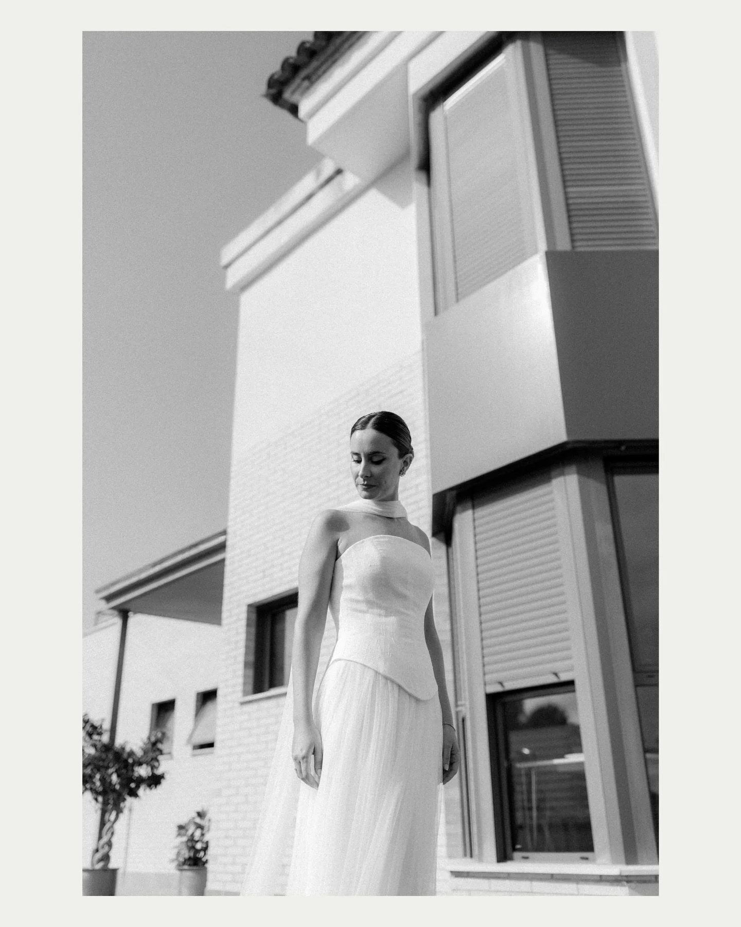 A small black-and-white series from a Mediterranean wedding in Valencia&rsquo;s Albufera.
Soft sun, quiet edges, and the calm that lives between moments.

Venue: @labarracadelpalmar 
Coordination: @balun_party_planner 
Photographer: @adrian_vilanova 