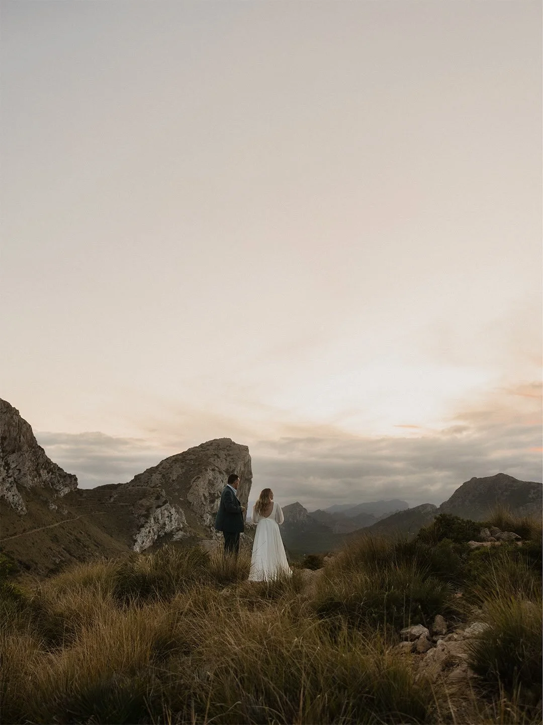 One year ago, at Cap de Formentor, Mallorca.

Surrounded by nature, the Mediterranean light, and the breathtaking beauty of the cliffs, Emily and Kenny celebrated their love in a way that felt entirely their own.

The magic of an elopement lies in it