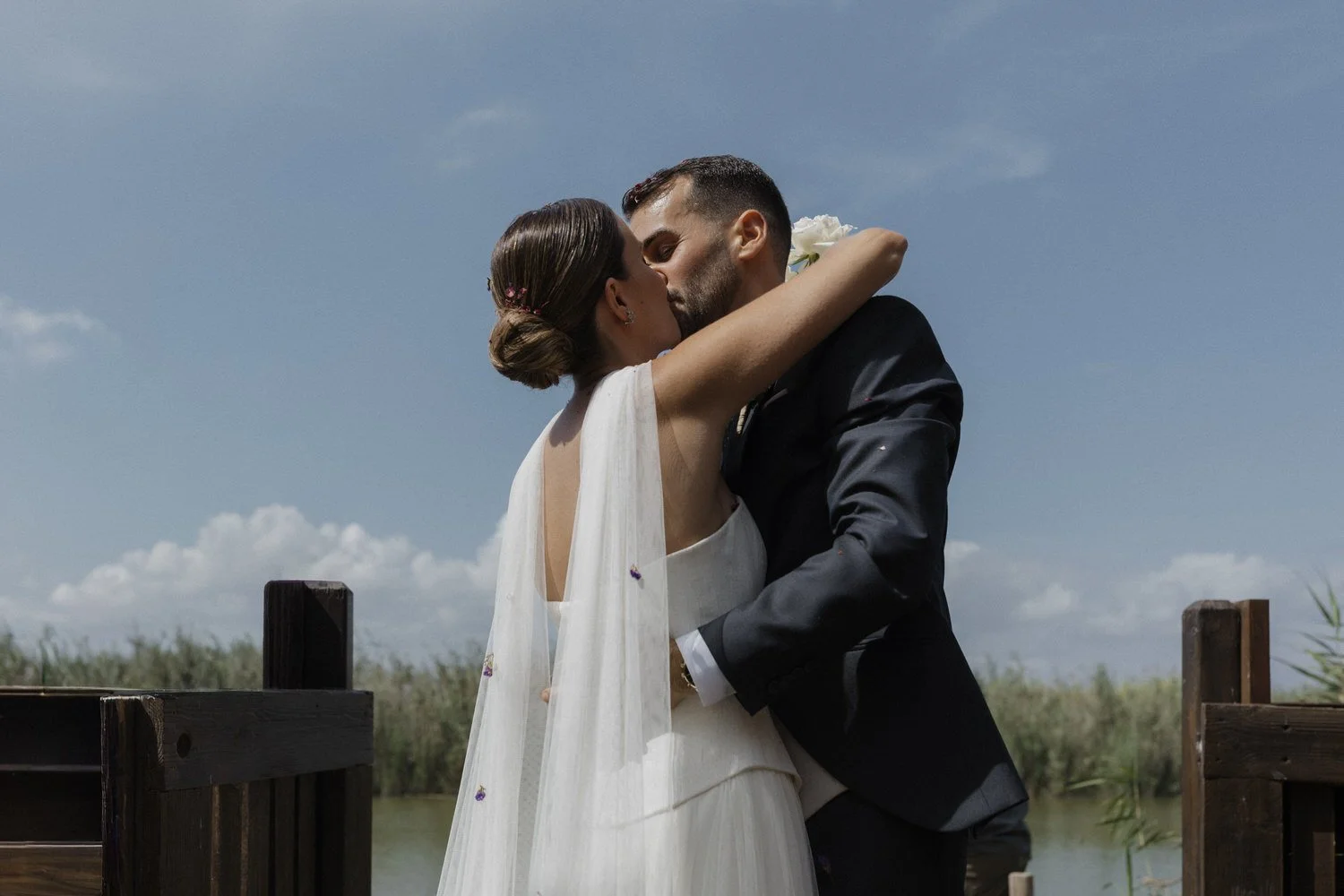 First kiss after the ceremony in front of the traditional barraca at La Barraca del Palmar