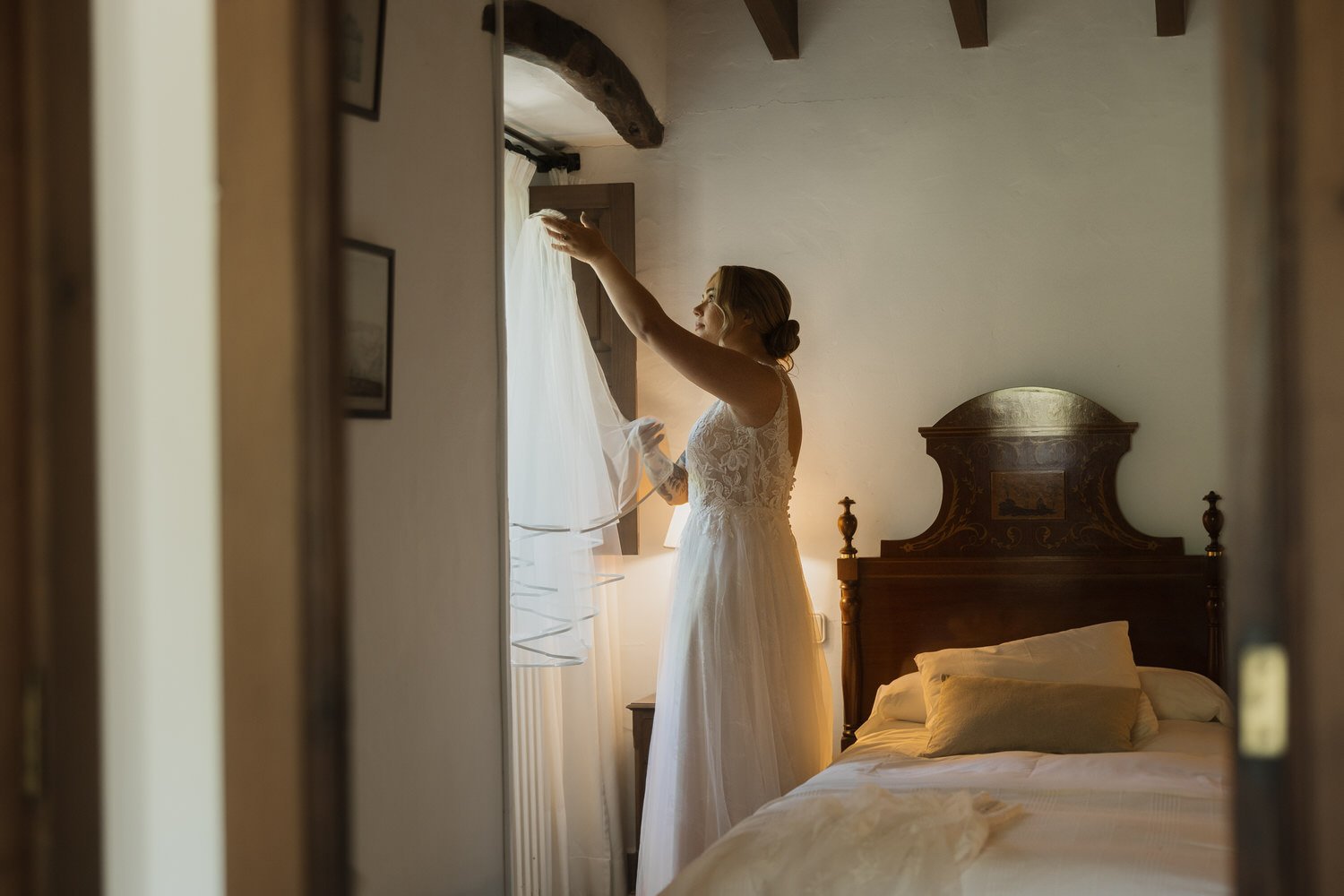 Bride getting ready with her wedding veil at the Mallorca finca