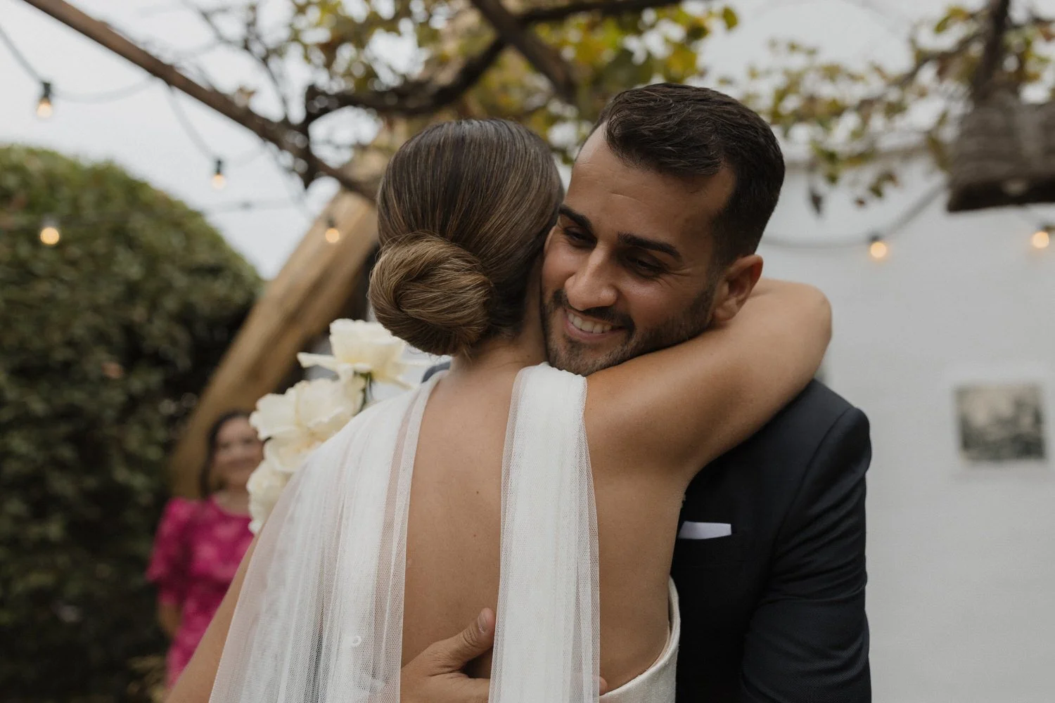 Emotional embrace between the bride and groom during the ceremony at La Barraca del Palmar