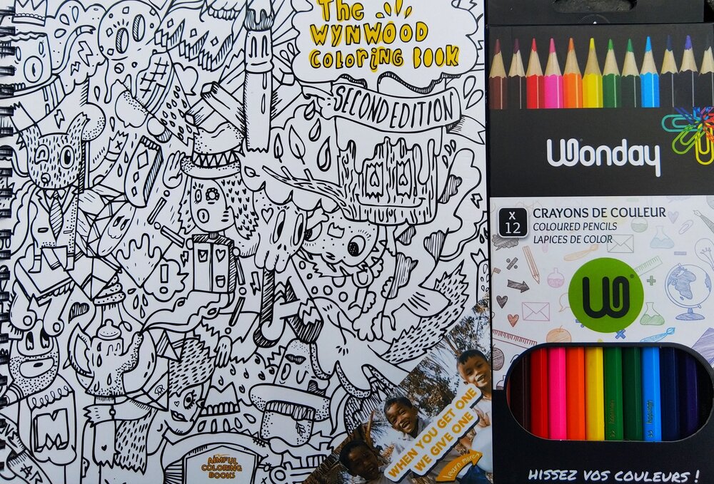 Carnet de coloriage pour adulte + crayons offerts. Autographié par Case  MACLAIM — Château de Belcastel