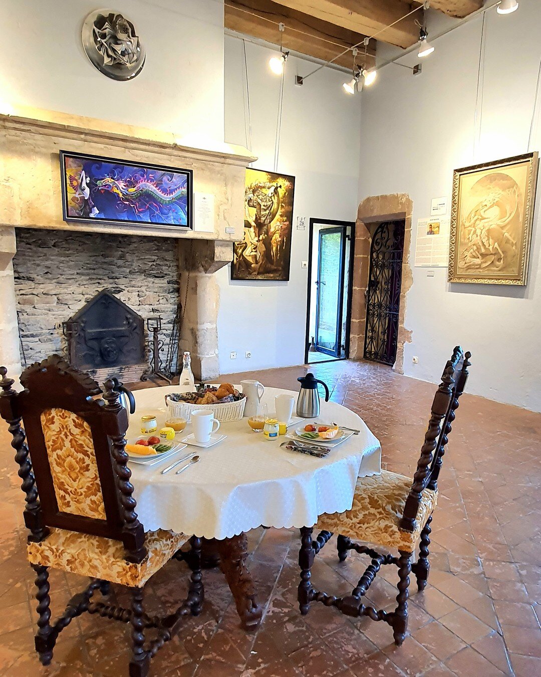 Breakfast in an Art Gallery&hellip; Quite unique, isn&rsquo;t it? 👀 Only at Ch&acirc;teau Belcastel, France 🏰

#chateaubelcastel #breakfastgoals #artgallery #artexhibition @travelanddestinations #travelcouple #travelworld #travellovers #travelislif