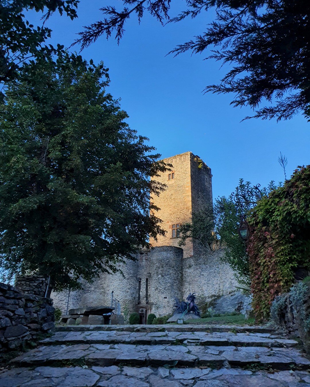 The first lights of the morning shine on the millenary stones of Ch&acirc;teau Belcastel 🌄

#chateaubelcastel #chateaulife #castleofinstagram #historygeek #historygram #historyplace #castlemypassion #voyager #voyageur #voyagemagazine #voyagedexplore