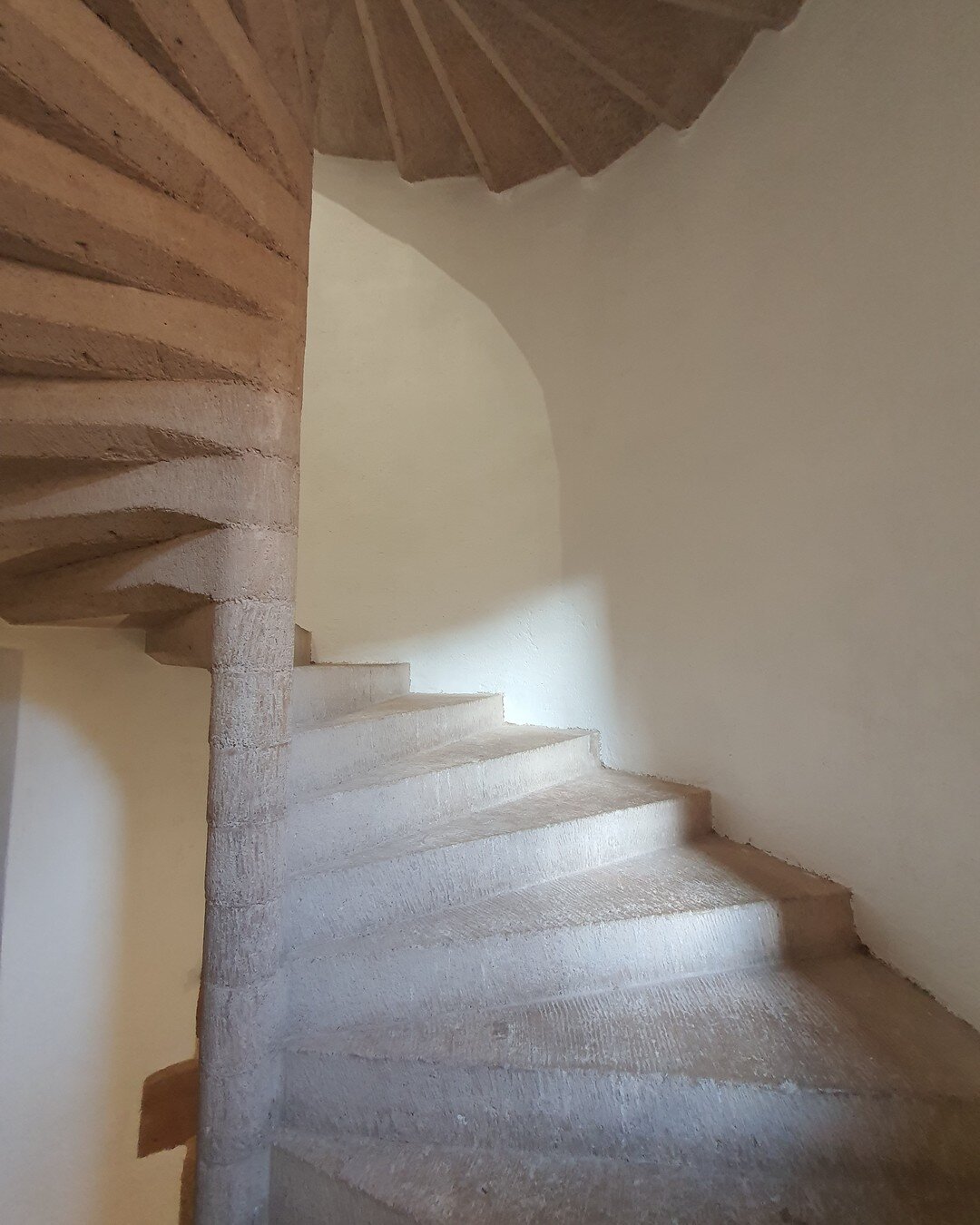 The timeless beauty of spiral stairs

🪜 Can you guess how many steps are there in total at Ch&acirc;teau Belcastel?

#chateaubelcastel #architecture  #architects #architecturephotography #architecturelovers #beautifuldestinations #tourism #visits #t