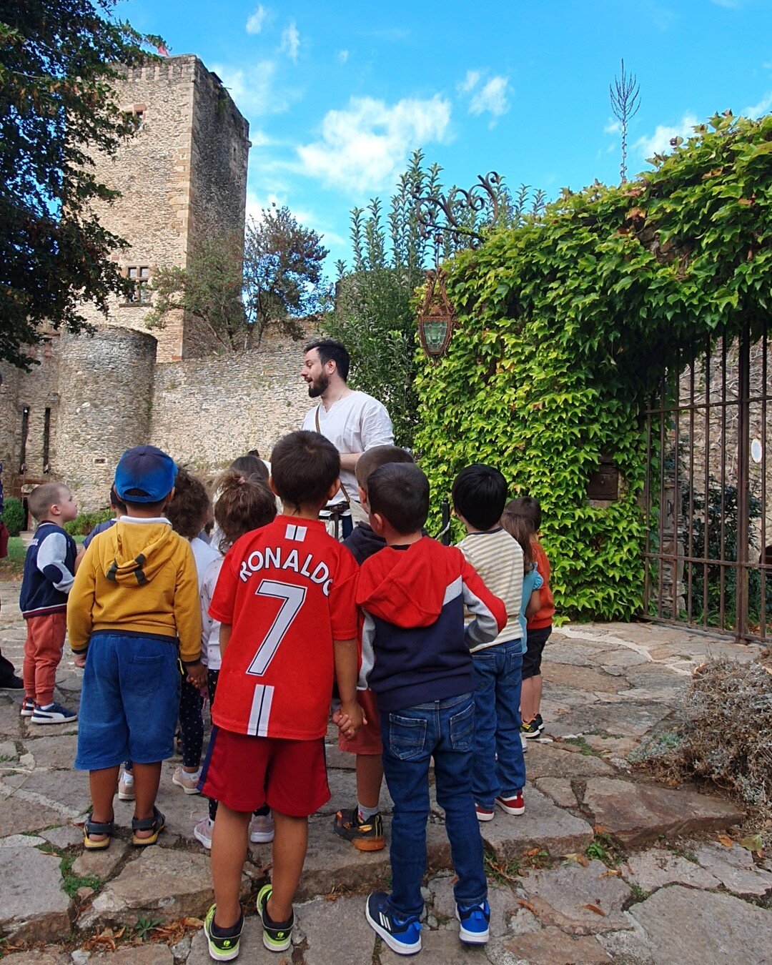 Guided tours at Ch&acirc;teau Belcastel are always extraordinary! Kids and adults love to discover the castle in this special way with one of our experimented guides. 

Contact us by email or DM to reserve yours!

#chateaubelcastel #guidedtour #visit