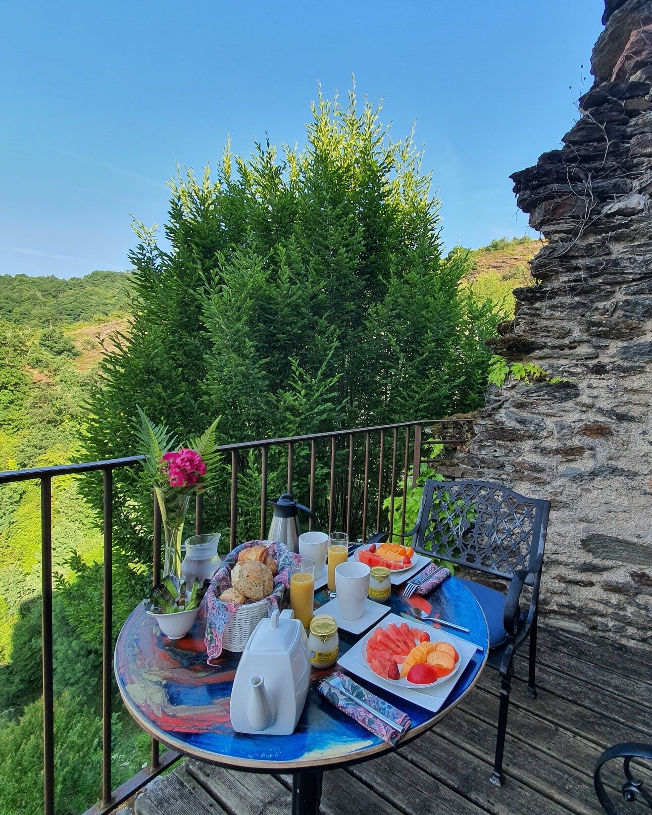 🥐☕🍉 The perfect breakfast at the perfect place!

#chateaubelcastel #TowerSuite #suite #luxury #suiteview #suitestyle #chambredhote #Chambredhotesdecharme #guest #bedandbreakfast #bnb #sleephere #ch&acirc;teau #dormirauchateau #ideescadeaux #ch&acir