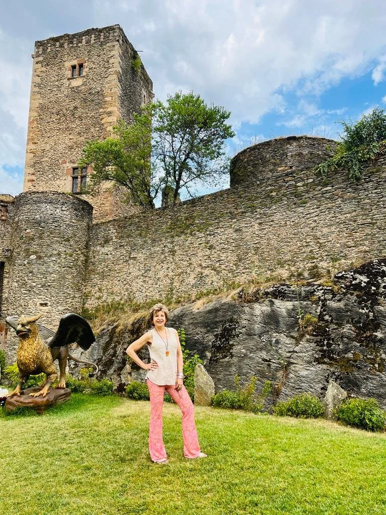 Heidi devant le château