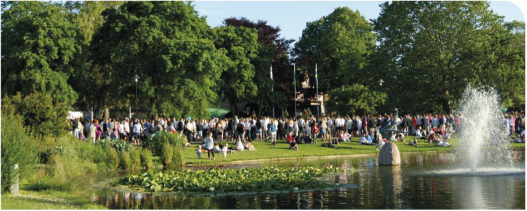 Almedalsparken under sommaren fyllt med människor