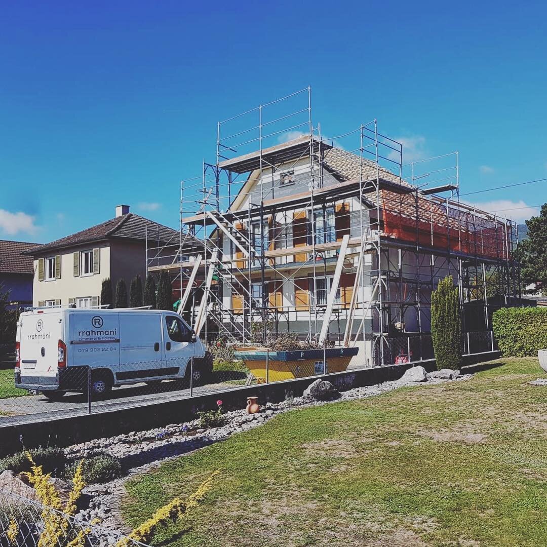 🏠🛠
.
.
.
.
.
 #einneuesdach #dachsanierung #ziegelumziegel  #carpenter #zimmermann #craftsman #handwerker  #lovemyjob