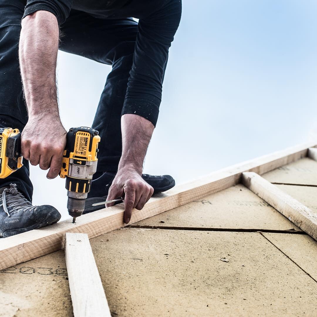 Kein Dachschaden 😋⚒🏠
#zimmermann #dach #rooftop #vogelperspektive #craftsman #handwerker #handwerkskunst #wood #holzmachtstolz #holzbau #carpenterlife 📷credits: tim fischer