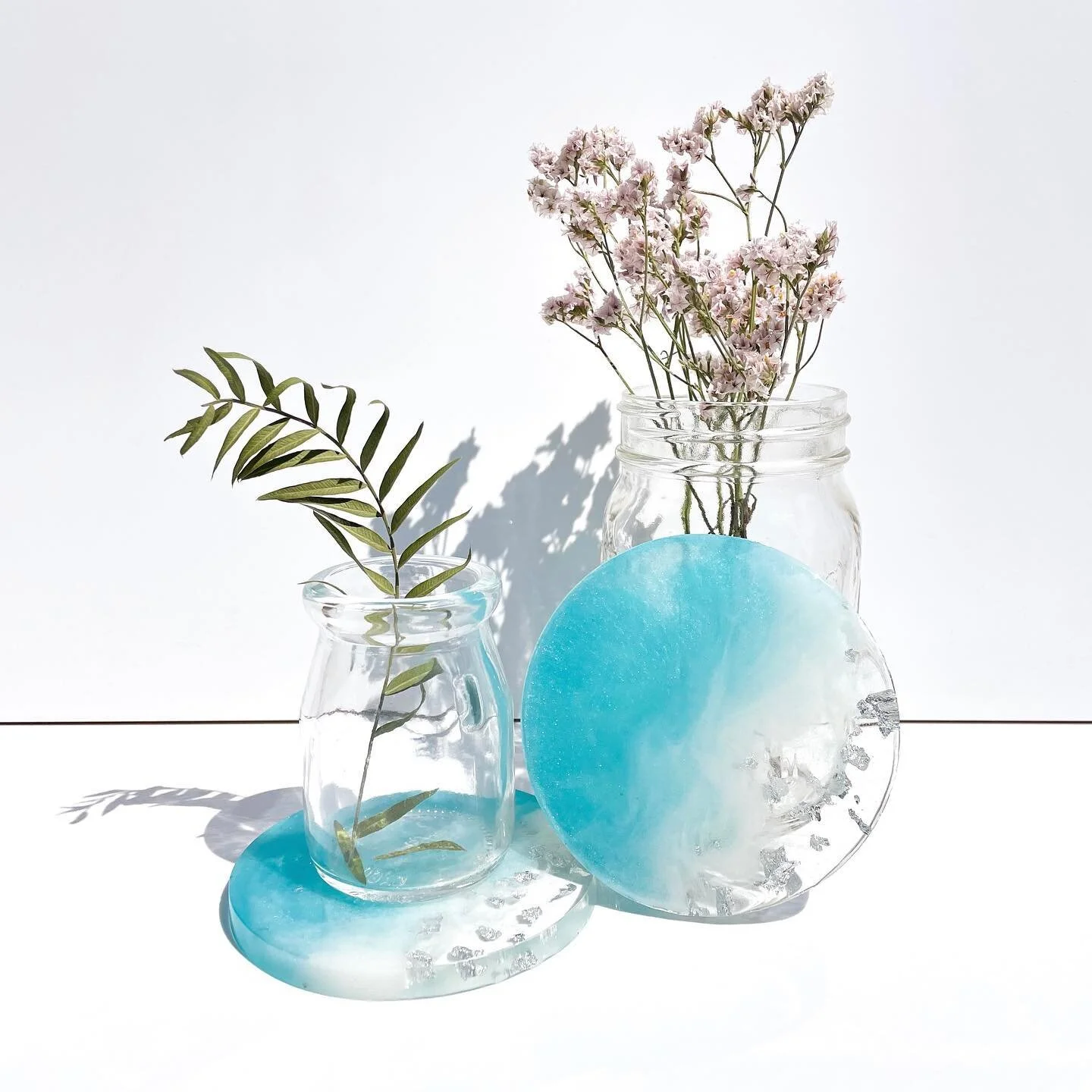 The prettiest aqua color. Doesn&rsquo;t it remind you of ocean waves?? 🌊

This set of 2 will be available in my Pastel Collection drop later this week.  I can&rsquo;t wait!! 💙

#resin #resincoastersets #coasterenthusiasts #coastersforsale #resintra