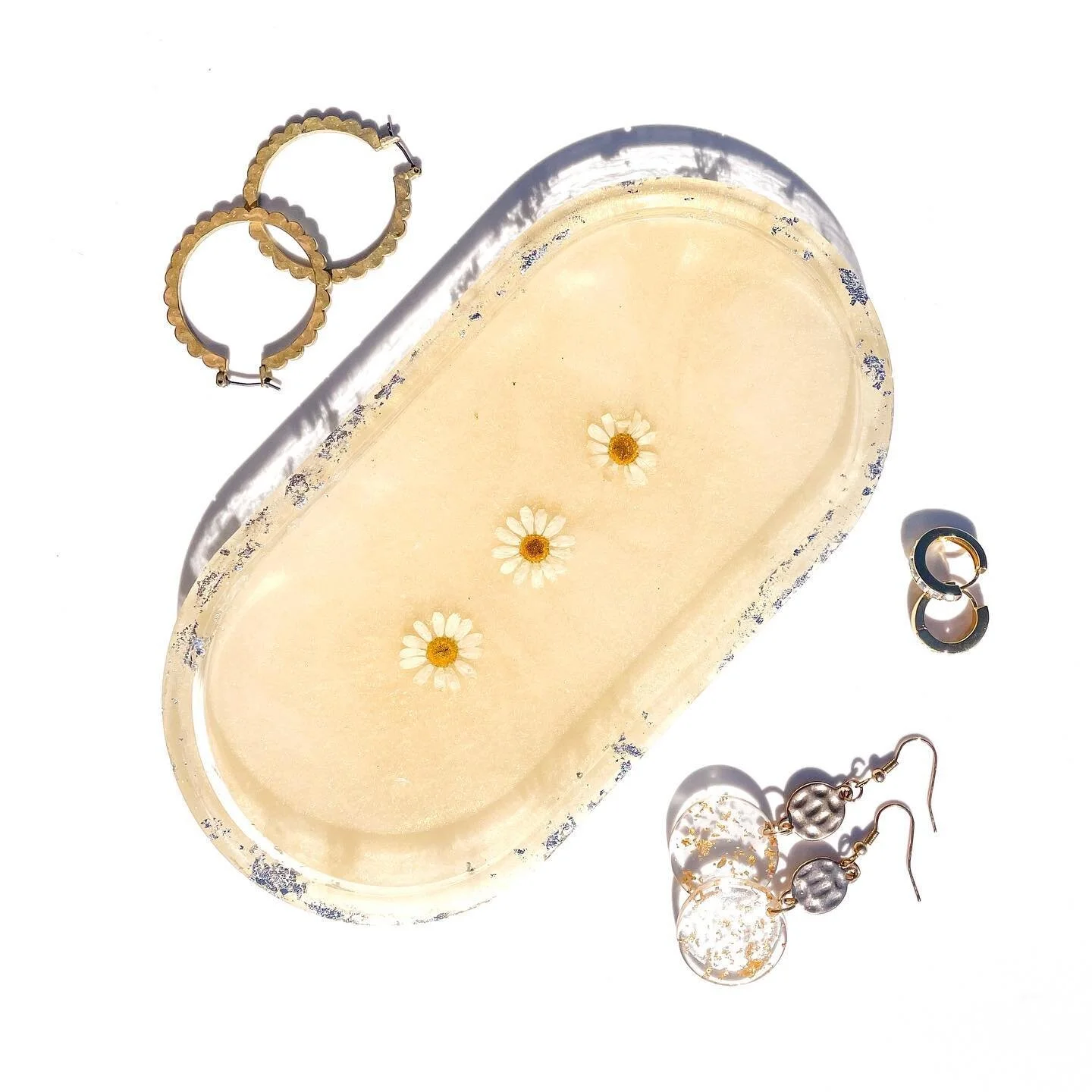 A little sunshine yellow to brighten up this gloomy day in LA 🌼🌞

Hope you&rsquo;re all having a great day 🤍

#resin #reainartist #resincraft #resintray #trayaesthetic #trinkettray #catchalltray #vanitytray #vanitydecor #vanityaccessories #earring