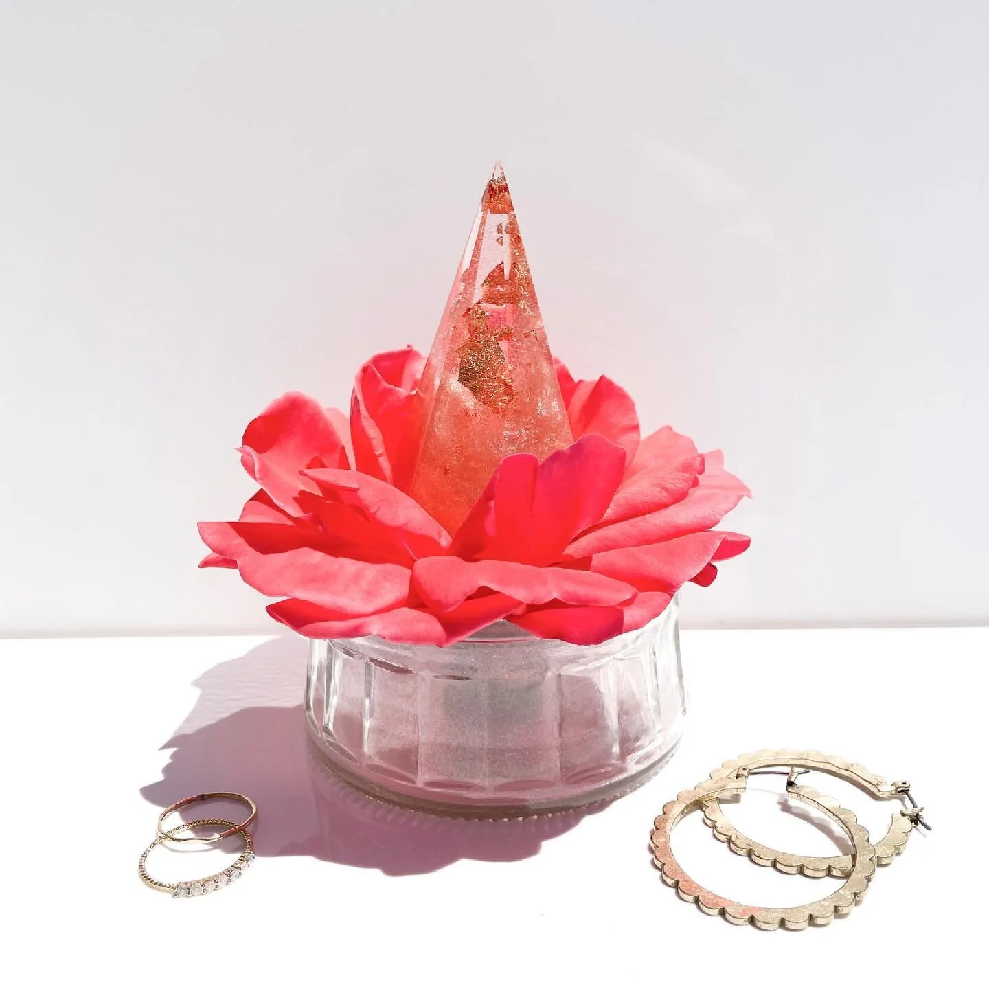 Rose gold ring cone on a rose hahahahhaha ✨🌹✨

Customized for @joyhsin 💖 

#resin #resinart #ringcone #ringstack #ringstagram #ringholder #ringdish #ringtray #ringdisplay #putaringonit #weddingringholder #ringholder #anniversarygift #weddinggifts #