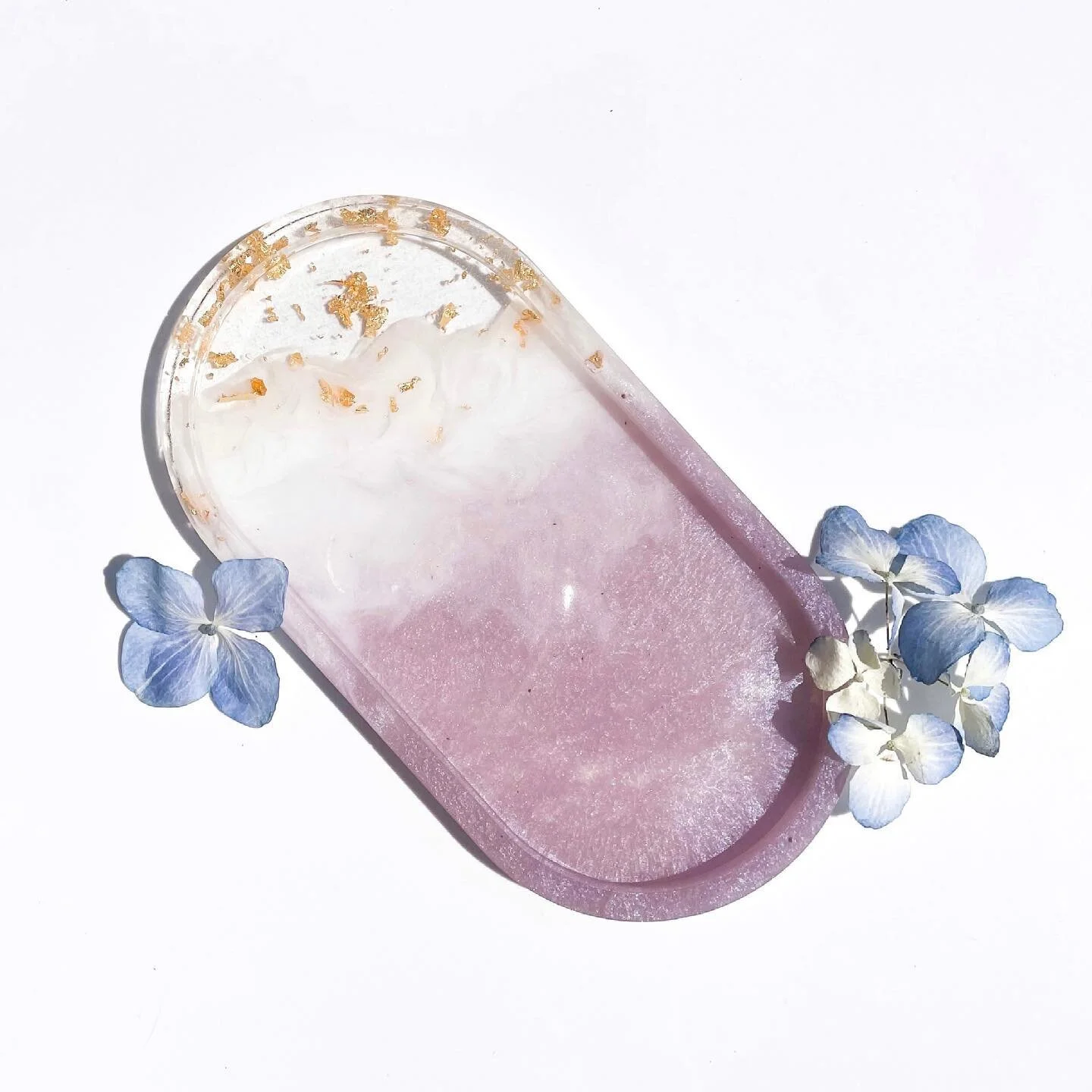 The prettiest purple 🤍 I&rsquo;ve kept this tray for myself and it&rsquo;s now being used to hold props/jewelry I use to shoot other trays and resin pieces 😂

Hope you&rsquo;re all having a wonderful week 🤍🥰

#resin #resinart #resintray #purpleae