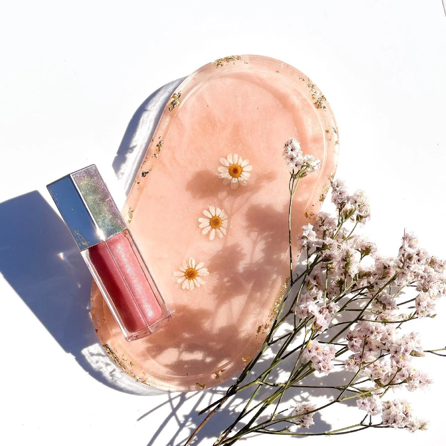 A pretty tray for your pretty things ✨

#resinart #resinartist #resintray #artgram #functionalart #traydecor #vanitydecor #traystyling #trayaesthetic #ovaltray #resinsale #jewelrytray #jewelrytrends #jewelrydish #ringdish #ringholder #resincoaster #h