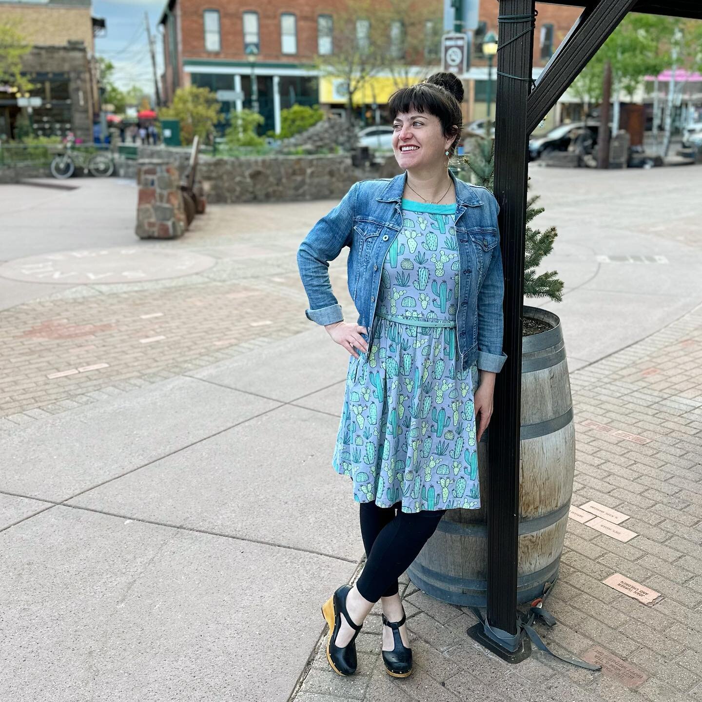 A little change of scenery for #MeMadeMay Day 15, a downtown Flagstaff date night. Wearing one of the first dresses I ever made, fabric from @spoonflower when they were doing the now-defunct #SproutPatterns (where they printed the fabric as pattern p