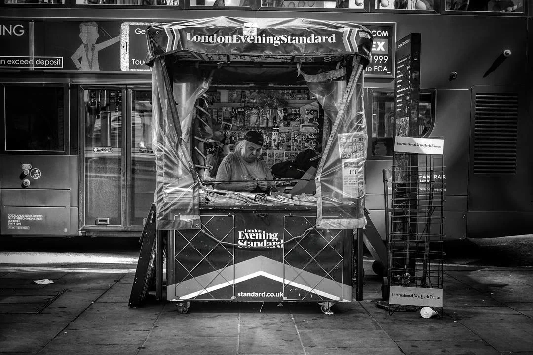 _newstand_the_calm_before...early_afternoon__liverpoolstreetstation__london__eveningstandard__newyorktimes_www.fffoto.org__onedailyfoto_Sx.jpg
