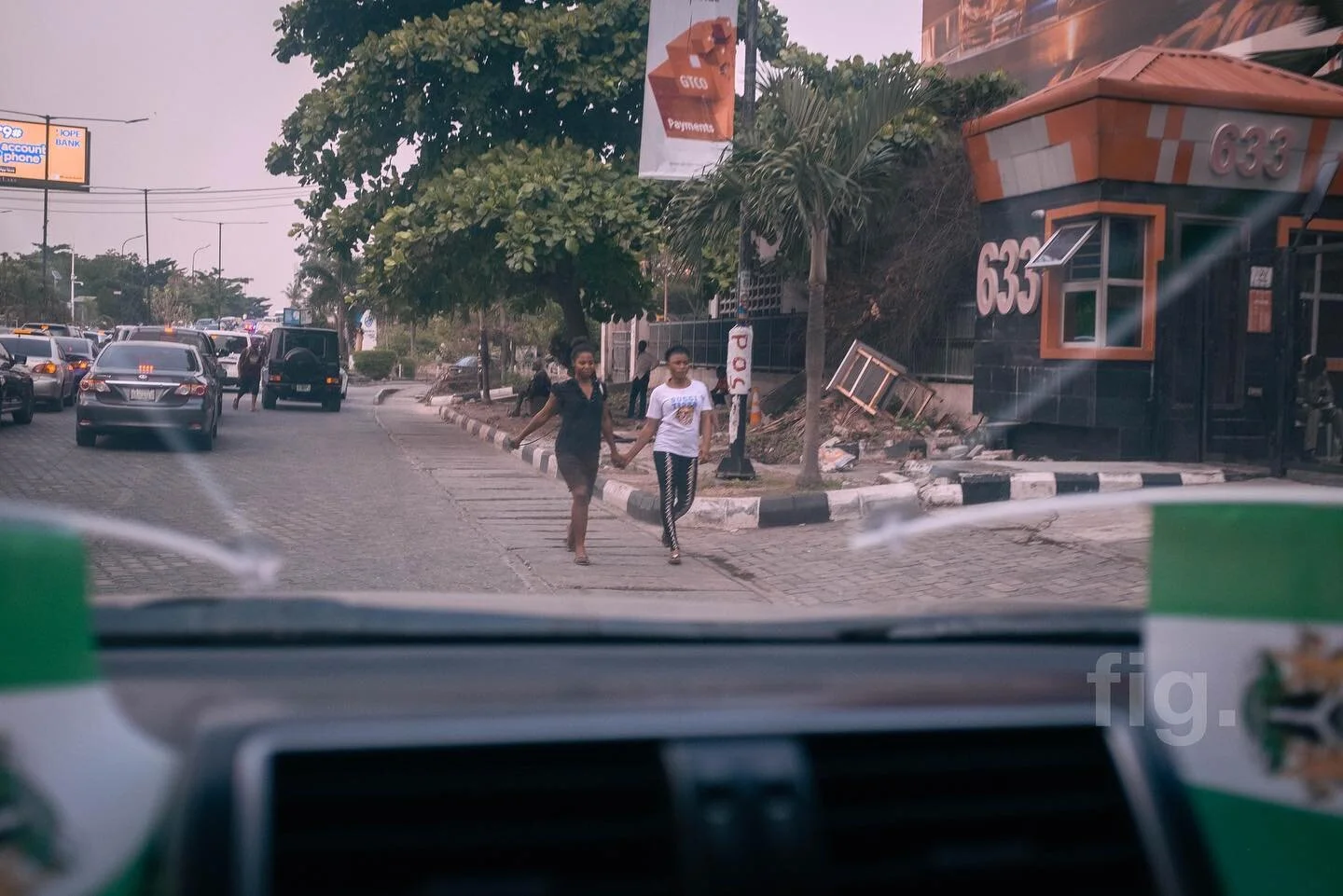 14th feb &lsquo;23 Valentines Day Lagos: drive-by&hellip;. 

@thestallionswife @the_people_of_lagos @lagosphotojournal @lagosfotofestival @lagosfashionweek 
#drivebyshooting #peopleoflagos #lagosstreetfoto #figmentmedia #threeoftheday #onedailyfoto #