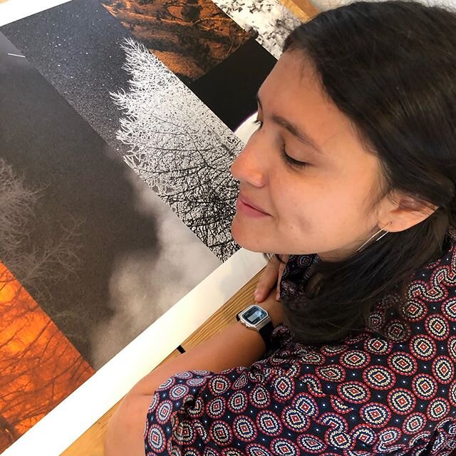 Au cours de sa résidence de trois mois au @theatre_du_crochetan, à Monthey (CH), dans le cadre du programme SMArt (FDDM), la photographe colombienne @stephaniemonteso (29 ans) a exploré plusieurs thèmes liés à la nature. A travers des albums de