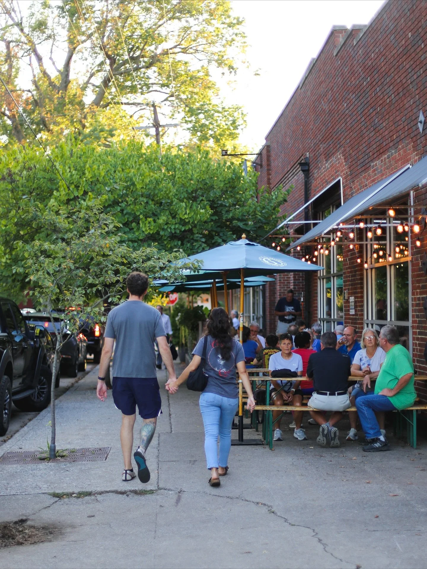 It’s a perfect Fall Friday for a patio beer at West Sixth🍺🍂 Just sayin 🤷‍♀️ 
Speaking of, our Fall Y’all tours start tomorrow (sat 10/18) in Lexington 👀 get your tickets now at the link in bio or westsixth.com/falltours 
#westsi