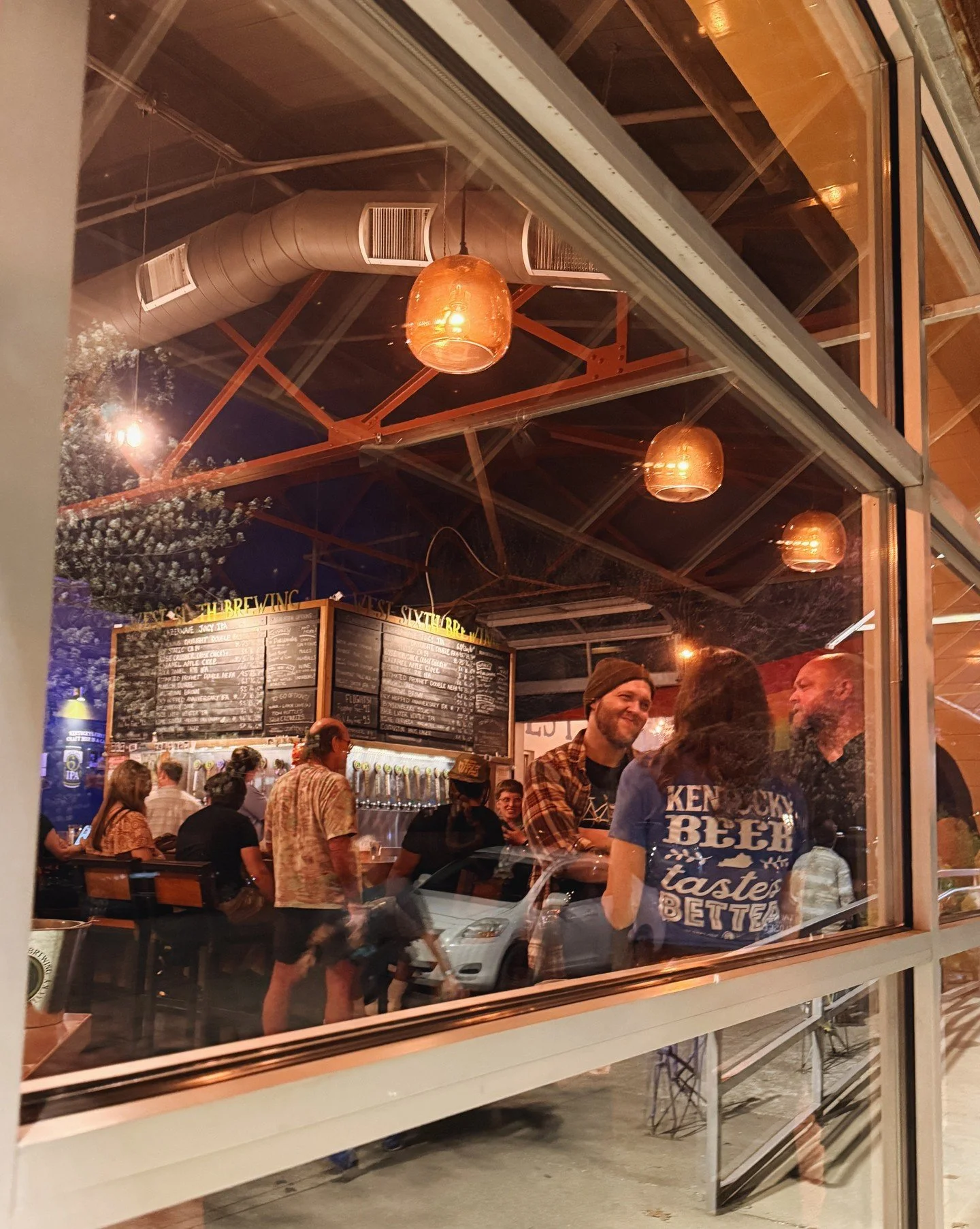 outside lookin&rsquo; in (come on in!) 🍻