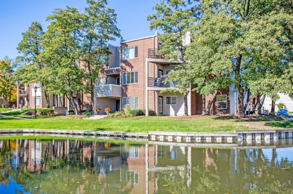 WILLIAMS RESERVE Location: Palatine (Chicago suburb) Description: two- and three-story buildings, 320 for lease apartments, 20K sq. ft. of commercial Completed: 1979