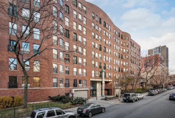 711 GORDON TERRACE Location: Chicago Description: 8-story building, 96 condominium residences Completed: 1980