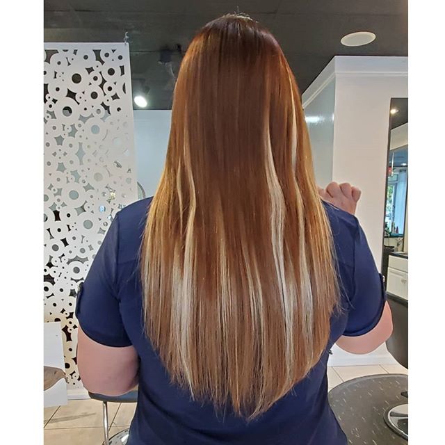 What do you do when a client is dying to try out #highlights but does not want to bleach their hair?? You give them mini extensions!! Here I modified the system I use to put in my custom extension rows in order to create these chunky blonde highlight