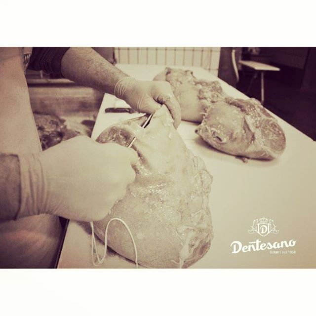 65 anni dopo li facciamo ancora cos&igrave;!
Tutti i nostri Nonno Angelo, Cartoccio e Saporino sono legati e cuciti a mano dalle mani esperte dei nostri collaboratori.
.
.
.
#dentesano #salumificiodentesano #salumidal1954 #legatoamano #cucitoamano #t