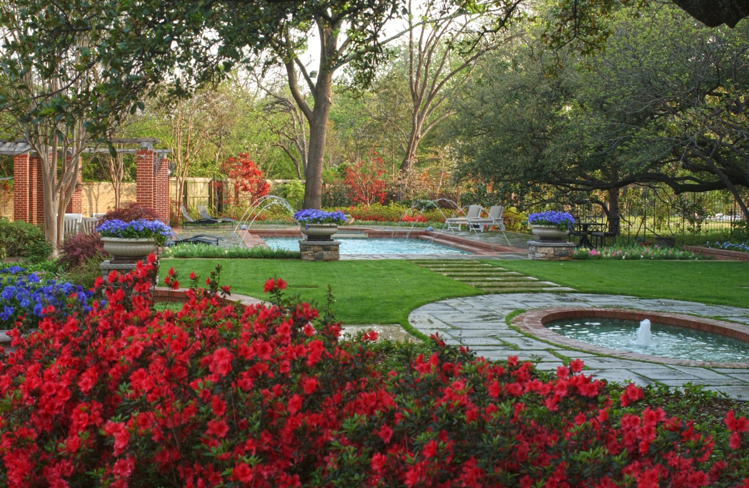 Poll-and-fountain.jpg