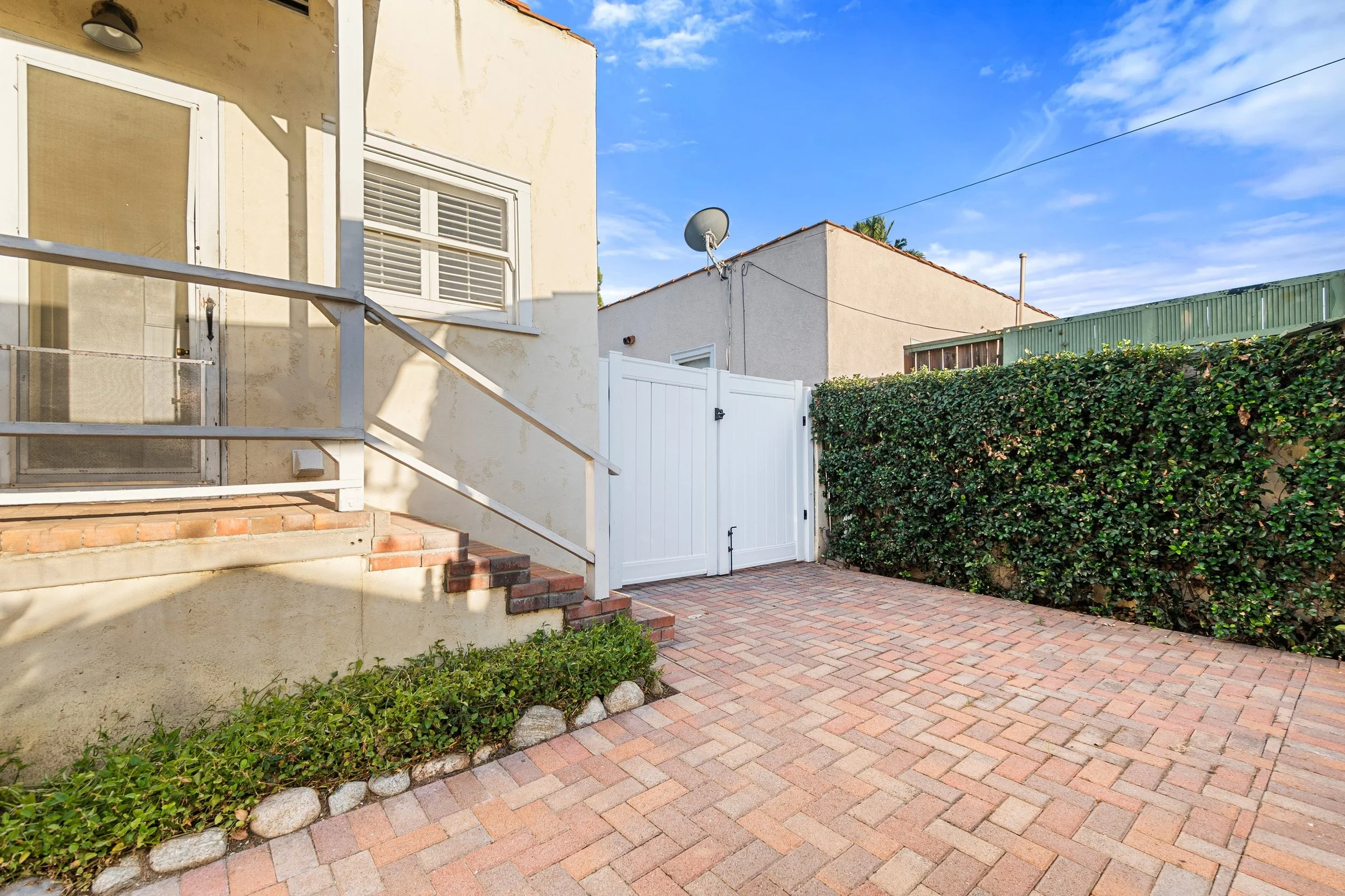 46-7741-friends-ave-whittier.jpg