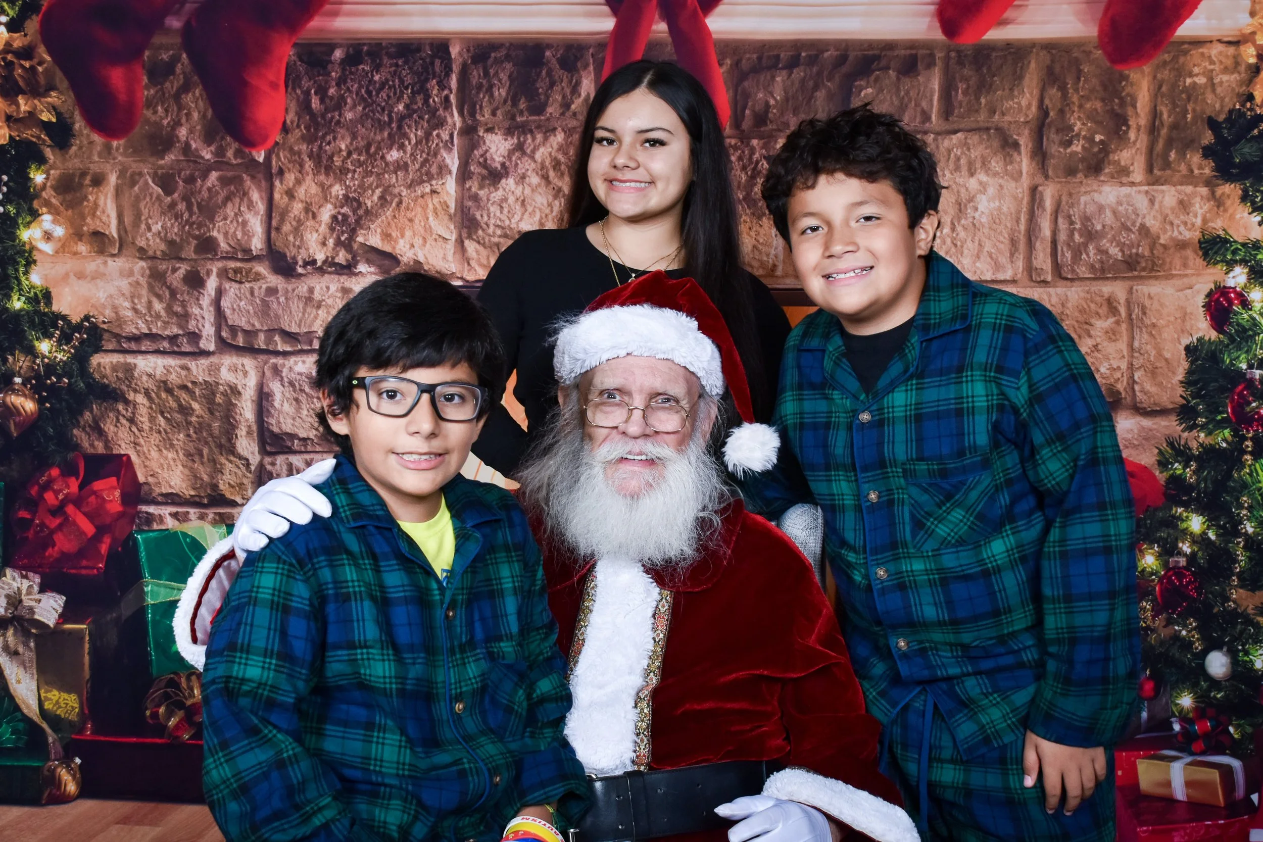 Team Remo Photos with Santa 2025 - Magdaleno Family Kids.jpg